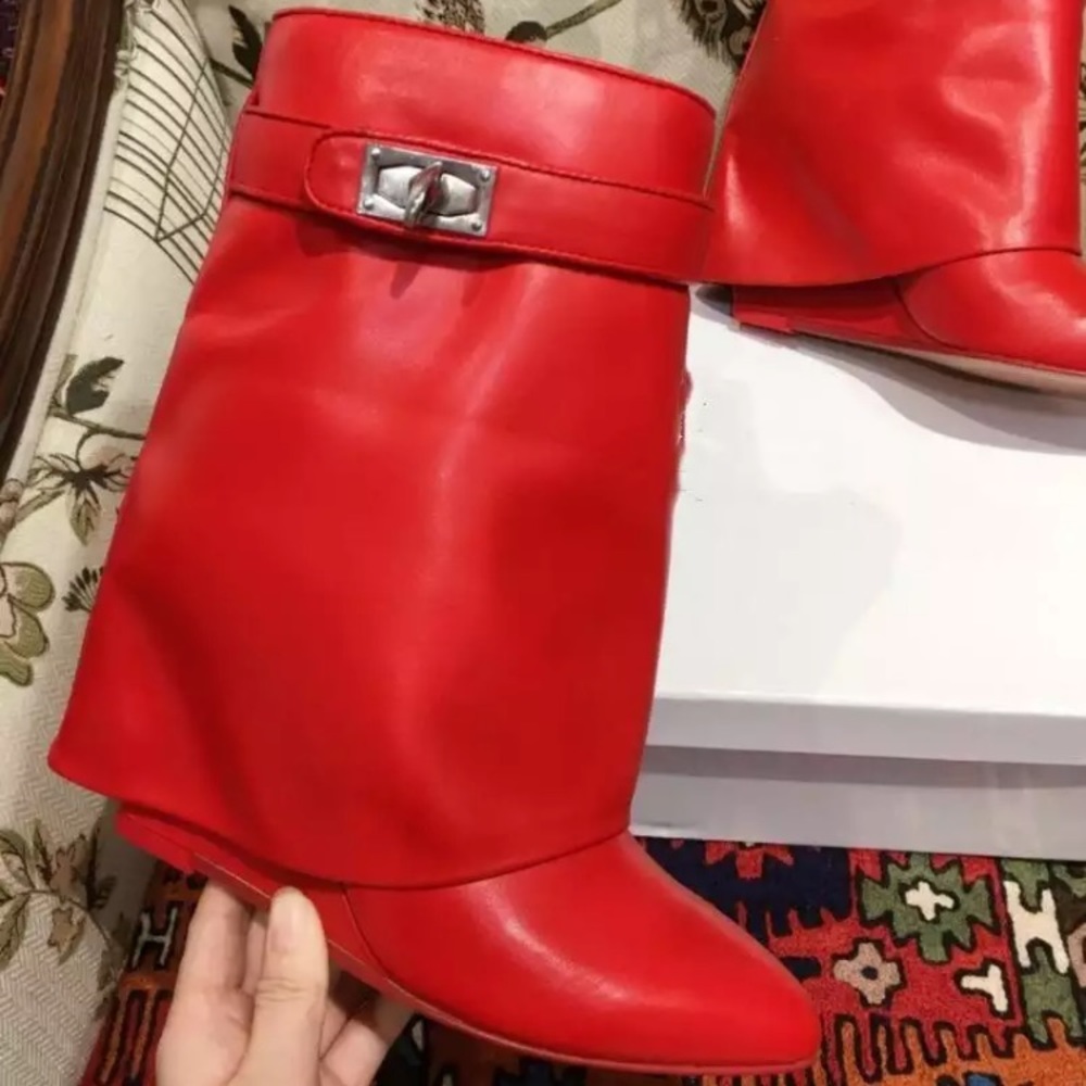 Red short shark lock boots